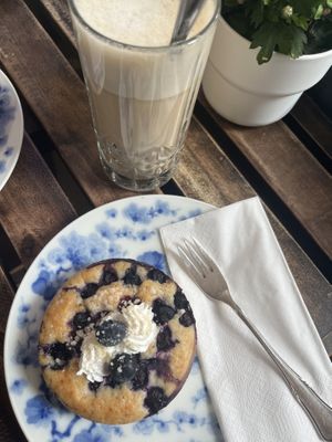 Blaubeer-Weiße Schokolade Törtchen und Chai-Latte mit Hafermilch 🫐  at The Lifestyle Cafe in Cuxhaven