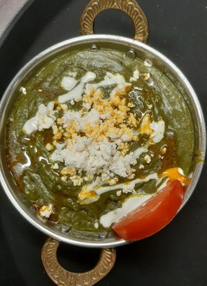 Palak Paneer maison : fromage indien frais dans une sauce crémeuse aux épinards et épices douces. Un plat végétarien savoureux et réconfortant. at Annapurna 2 in Chamonix-mont-blanc