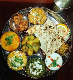 Thali végétarien : un assortiment généreux de plats indiens faits maison, servi avec riz basmati, pain naan et condiments. Parfait pour découvrir nos saveurs (Vegan possible) at Annapurna 2 in Chamonix-mont-blanc