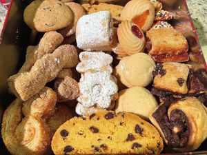 Lots of choices! Vegan paradise in a box✨ #Veganuary at Toluca Bakery and Cafe in Los Angeles