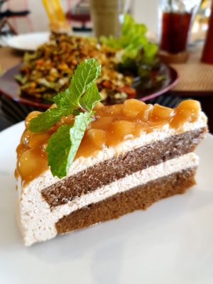 Vegan maccademia coffee cake 
คอฟฟึ่เค้กวีแกน แมคคาเดเมีย คาราเมล at Goodsouls Kitchen in Bangkok