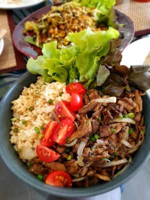Brown rice with mushroom & fresh cherry tomatoes 
ข้าวหน้าขาเห็ดผัดซีอิ๊ว มะเขือเทศราชินีสด  at Goodsouls Kitchen in Bangkok
