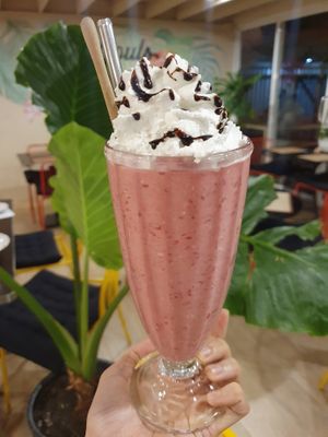 Raspberry milkshake with coconut whipped cream
มิลค์เชคราสพ์เบอรี่ วิปครีมมะพร้าว at Goodsouls Kitchen in Bangkok