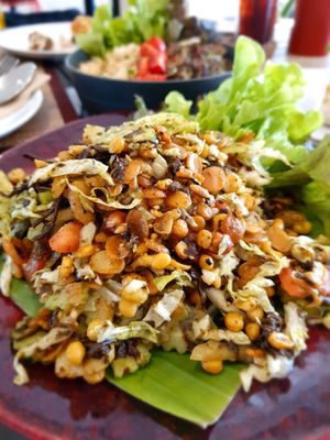 Burmese tea-leave salad with fresh garlic 
ยำใบเมี่ยงสาวพม่า กระเทียมสด at Goodsouls Kitchen in Bangkok