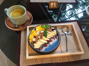 Blue lagoon bowl and turmeric tea at Goodsouls Kitchen in Bangkok