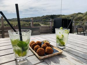 Vegan bitterballen and mojitos 😎 at Gestrand in Overveen