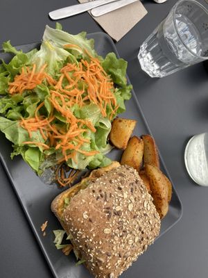 Hamburger et ses potatoes  at Lemon Perk in Bayeux