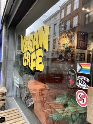 L’extérieur du café at Lucifer Lives in Brussels