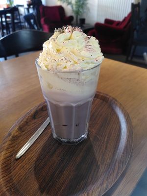 Boisson chaude à l'avoine et lavande + crème fouettée at Lucifer Lives in Brussels