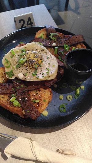 Pain perdu sucré salé (sirop d'érable + bacon) at Lucifer Lives in Brussels