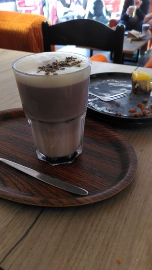 Boisson chaude avoine à la lavande et reste de cheesecake à la mangue at Lucifer Lives in Brussels