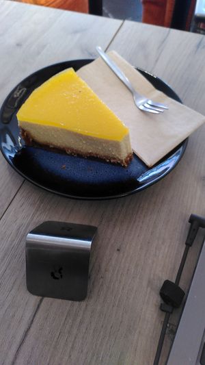 Cheesecake à la mangue at Lucifer Lives in Brussels