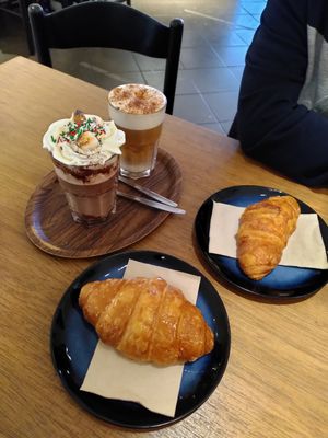 Chocolat chaud (spécial Noël), chai latte + croissants at Lucifer Lives in Brussels