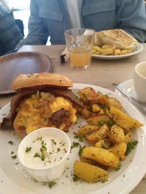 the hangover brunch bagel with scrambled v'egg, seitan bacon, caramelized onions & melted cheddar at Lucifer Lives in Brussels