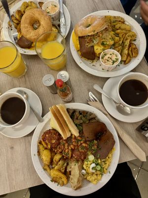 English breakfast e bagel do brunch no domingo   at Lucifer Lives in Brussels