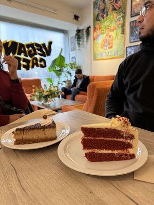 Bolo red velvet e cheesecake de ferrero rocher  at Lucifer Lives in Brussels