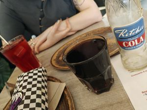 Ritchie cola y té de hibisco at Lucifer Lives in Brussels