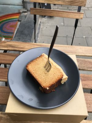 Cake vanille avec glaçage caramel salé  at Lucifer Lives in Brussels