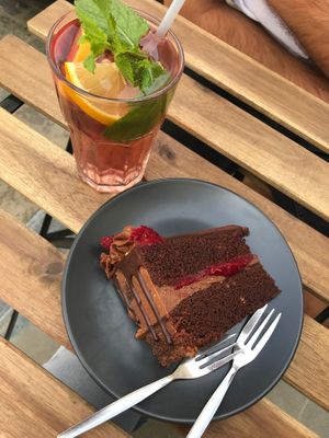 Layer cake chocolat-framboise et iced tea maison at Lucifer Lives in Brussels