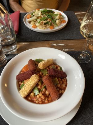 Geröstete Rundnudeln mit Tomatencurry und Gemüsekroketten (vegan), hinten Weißweinrisotto(vegetarisch )  at Heimat in Eisenach