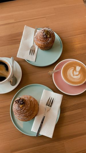 They offer the delicious pastry ‚krafin‘- which is croissant x muffin filled with different flavors like raspberry, pistachio, walnut, peanut or chocolate. Definitely recommend at SĪTÚ Coffee & Tea in Prague
