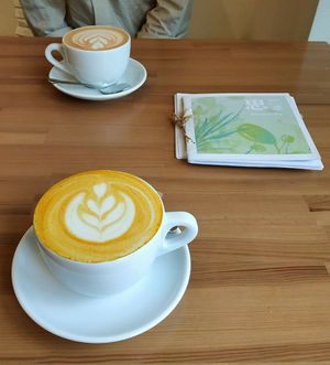 Chai latte & kurkuma latte at SĪTÚ Coffee & Tea in Prague