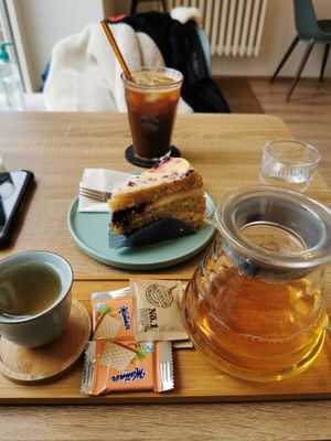 White tea, cake and americano at SĪTÚ Coffee & Tea in Prague