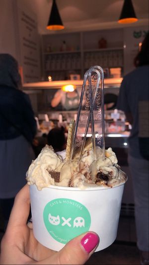 snickers, hazelnut wafers and peach icecream at Cats & Monsters  in Athens