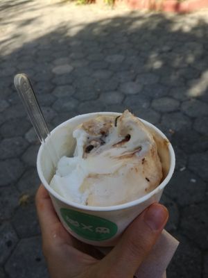 Tiramisu, Salted Caramel, Feta-Birne at Cats & Monsters  in Athens