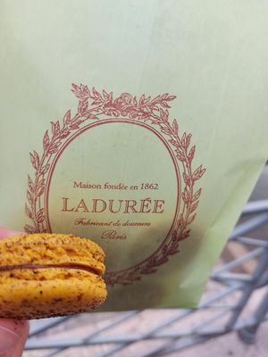 Grapefruit macaron vegan at Ladurée - Quai des Bergues in Geneva