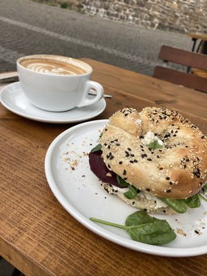 Veganer Bagel mit Mandelcreme und roter Beete at Das Kaff - Bagel Bar & Coffee Salon in Muelheim