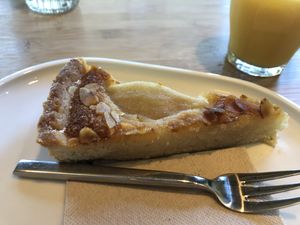 Birnen Marzipan Tarte at Das Kaff - Bagel Bar & Coffee Salon in Muelheim