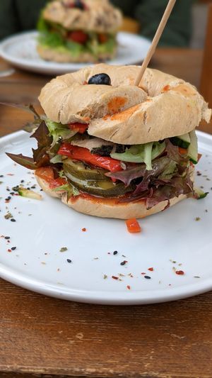 Bagel mit veganem Blauschimmelkäse und gegrilltem Gemüse at Das Kaff - Bagel Bar & Coffee Salon in Muelheim