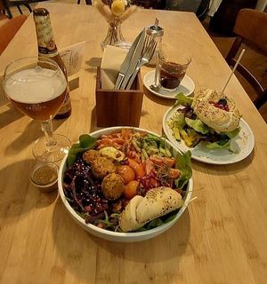 Deluxe bowl and bagel burger at Das Kaff - Bagel Bar & Coffee Salon in Muelheim