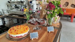 Vegan Brownies and Summercake at lokal. in Buckow