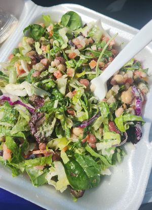 Bowl de ensalada con granos at La Zanahoria in Bayamon