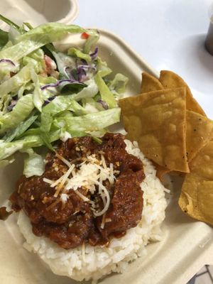 Arroz blanco y albóndigas acompañados de ensalada y chips at La Zanahoria in Bayamon