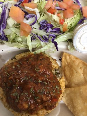 Arroz con gandules y albóndigas acompañado de ensalada y chips  at La Zanahoria in Bayamon