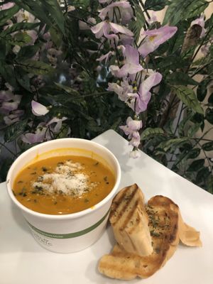 Crema de calabaza acompañada de pan con ajo homemade at La Zanahoria in Bayamon