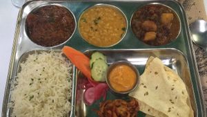 Thali - Berenjena masala, mix veg katmandu, Aldo dal, arroz basmati, pakora, padaman y chutney Nepali at Tulsi in Barcelona