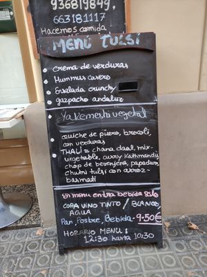 Espectacular restaurante vegano. Tiene menús del día por 9,50€ con primer plato, segundo, bebida, postre y pan. La calidad es muy muy buena, y la ejecución todavía mejor. Rec at Tulsi in Barcelona