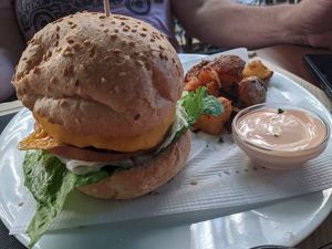 Mushroomburger mit 'Fries' (lecker!) at Tulsi in Barcelona