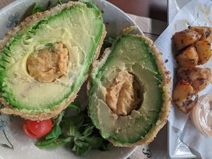 Tapas A Vocatas (gebackene gefüllte Avocado) at Tulsi in Barcelona