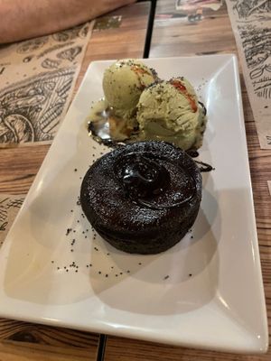 Coulant de chocolate con helado de pistacho  at Tulsi in Barcelona