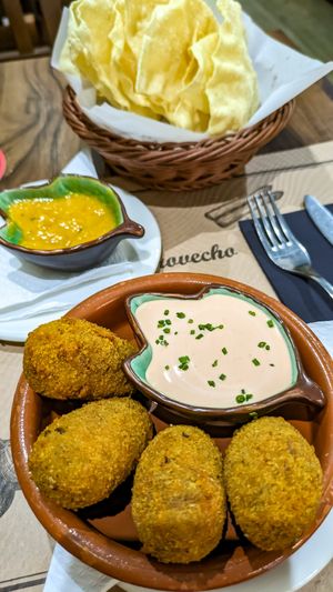 Papadam & croquettes at Tulsi in Barcelona