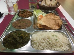 Thali de segundo / second course + pan con aceitunas at Tulsi in Barcelona