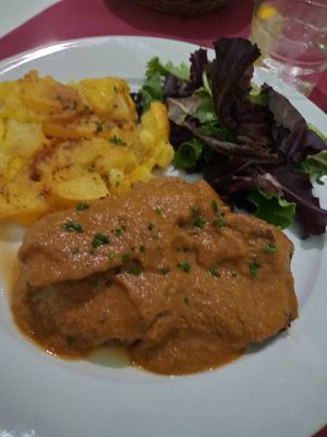 Seitán con salsa de vino tinto y patata asada at Tulsi in Barcelona