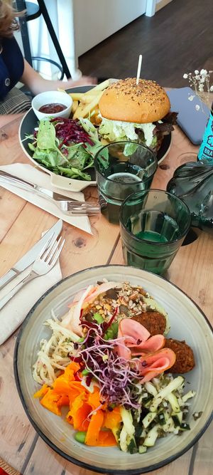 Burger et bowl at Tabula Rasa in Colmar