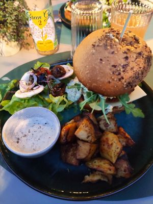 Veganer Burger mit Kartoffeln aus dem Ofen und super leckerem Dipp at Tabula Rasa in Colmar