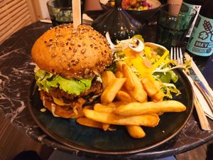 Veganer Burger mit Pommes at Tabula Rasa in Colmar